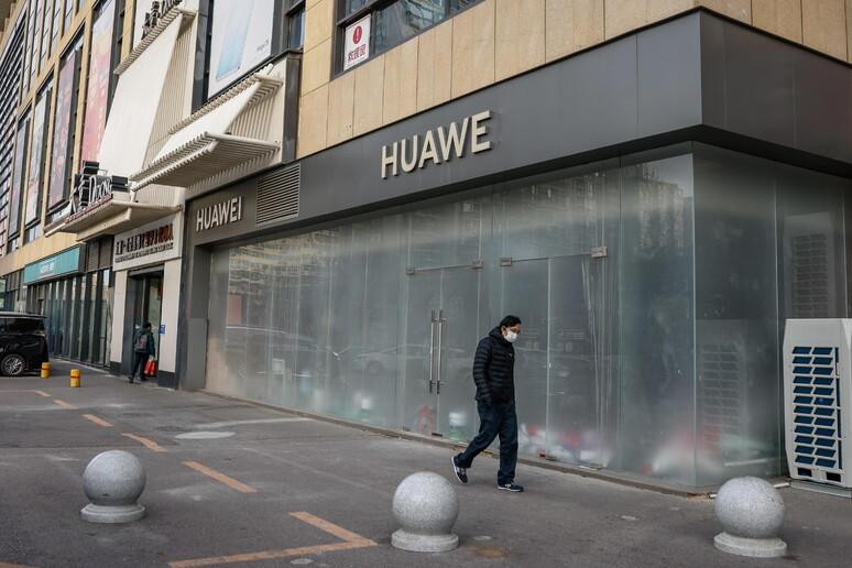 Un negozio della Huawei © ANSA/EPA