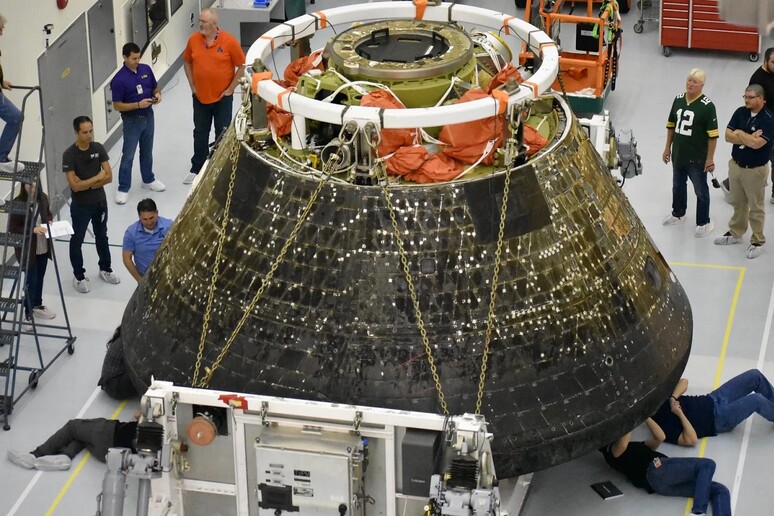 La capsula Orion durante l 'ispezione al rientro dal volo ((fonte: NASA/Skip Williams) - RIPRODUZIONE RISERVATA
