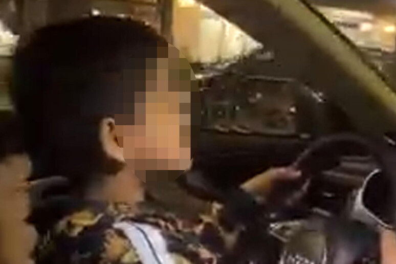 Bimbo guida grossa auto nel Pisano, indagini su video virale - RIPRODUZIONE RISERVATA