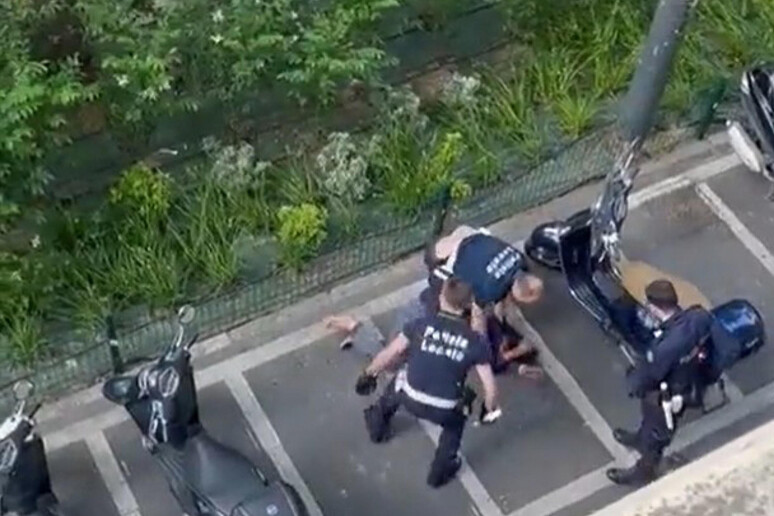 Un frame del video dell 'arresto con manganellate a Milano - RIPRODUZIONE RISERVATA