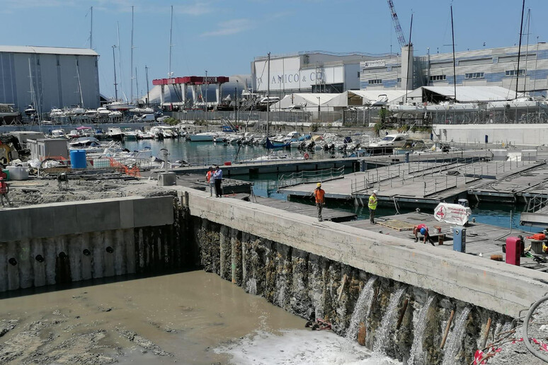 L 'acqua entra nel nuovo canale del waterfront di Genova - RIPRODUZIONE RISERVATA