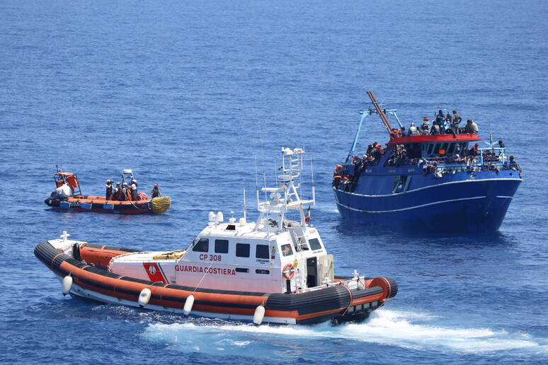 La Geo Barents a Bari il 30/5 con 602 migranti a bordo. © ANSA/MSF/Skye McKee