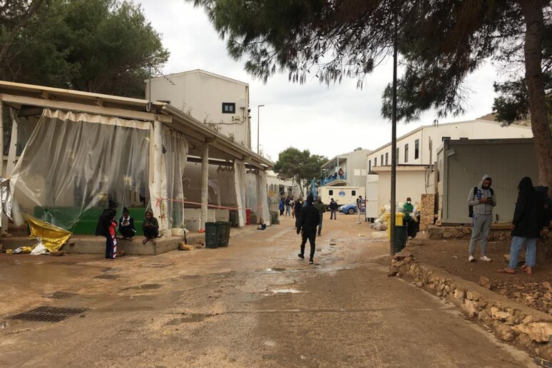 L 'hotspot di contrada Imbriacola a Lampedusa -     RIPRODUZIONE RISERVATA
