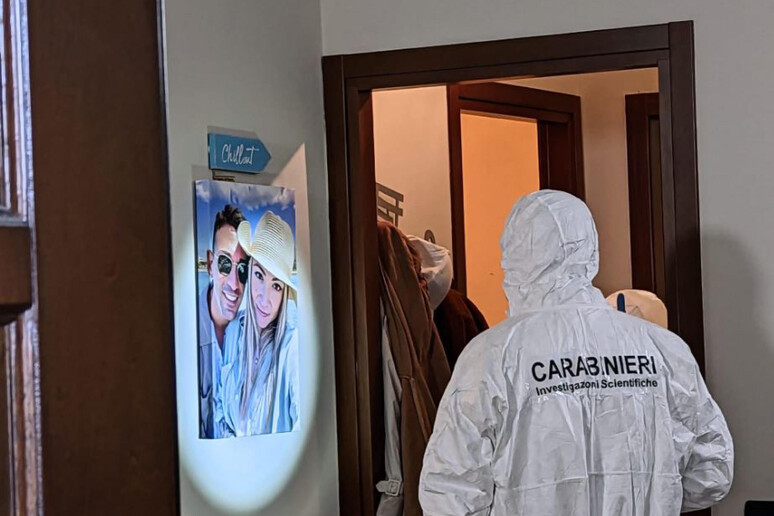 Carabinieri nella casa dell 'omicidio di Senago - RIPRODUZIONE RISERVATA