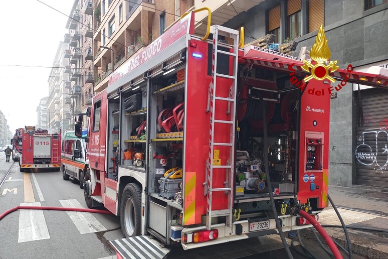 Incendio distrugge un centro massaggi in centro a Milano - RIPRODUZIONE RISERVATA