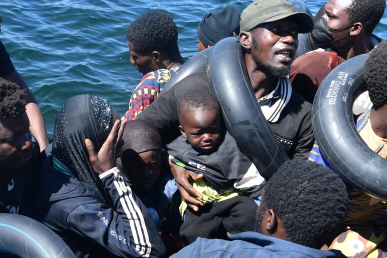 Migranti su un barcone. Immagine d 'archivio © ANSA/AFP