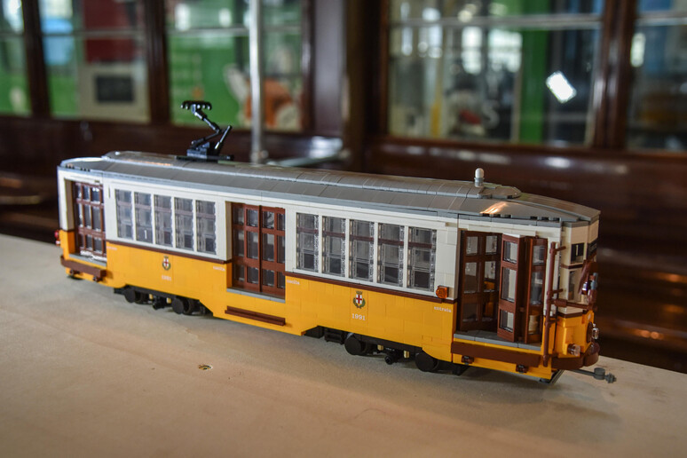 Il modello in Lego del tram storico nell 'officina Atm di via Teodosio a Milano - RIPRODUZIONE RISERVATA