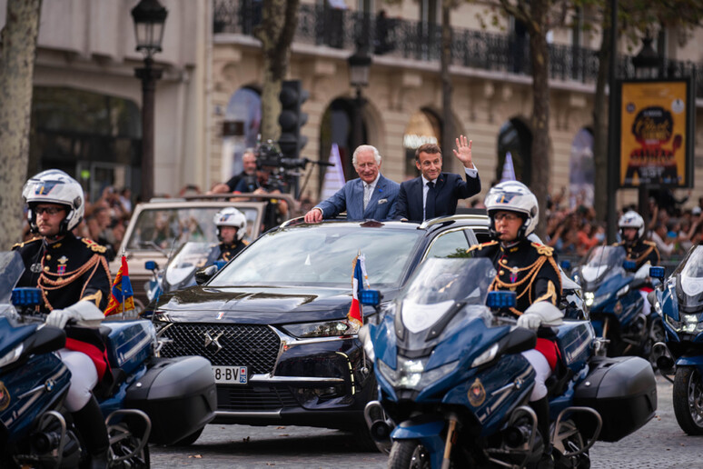 Anche re Carlo III con Macron sulla DS 7 Presidentiel - RIPRODUZIONE RISERVATA