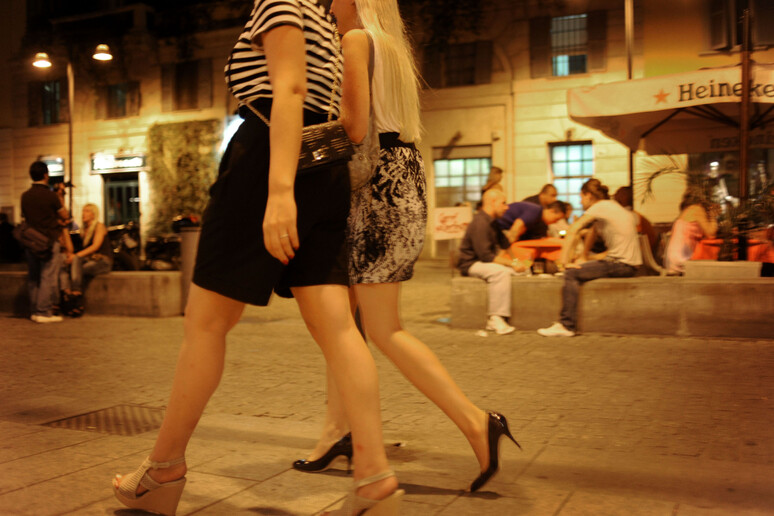 Alcune ragazze in strada (Foto archivio ANSA) - RIPRODUZIONE RISERVATA