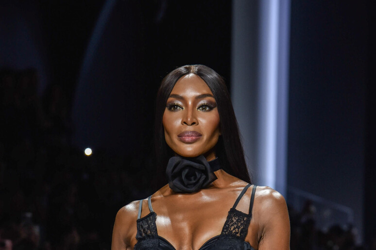 Naomi sfila per Dolce e Gabbana, sensualit� non ha et� - RIPRODUZIONE RISERVATA