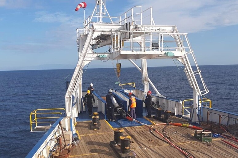 Le operazioni di posa del cavo sottomarino Smart (fonte: Ingv) -     RIPRODUZIONE RISERVATA