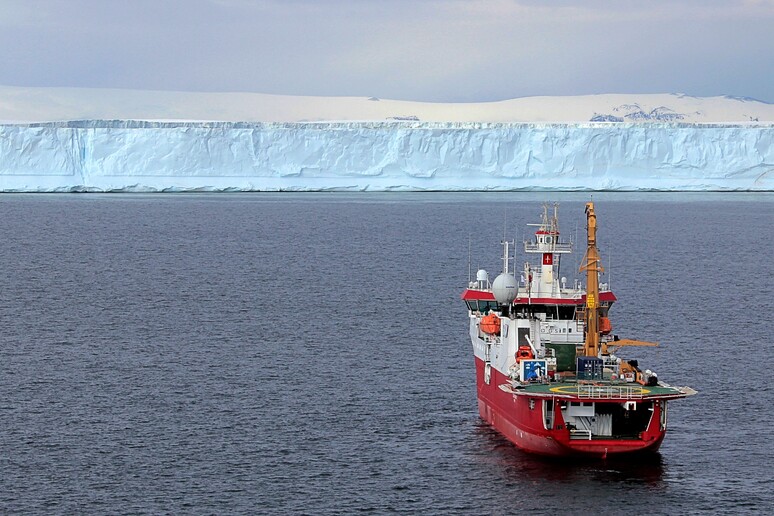 La nave da ricerca italiana Laura Bassi in navigazione verso l 'Antartide (fonte: PNRA) -     RIPRODUZIONE RISERVATA